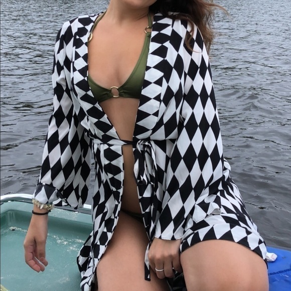 BLACK & White Cover Up - Picture 2 of 8